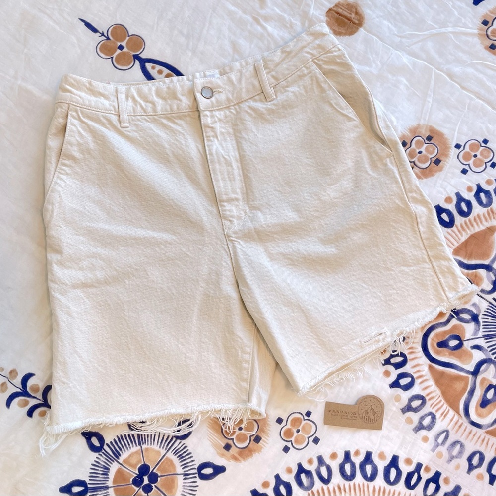 Zara High Rise 5” Inseam Denim Shorts in Off White size 8